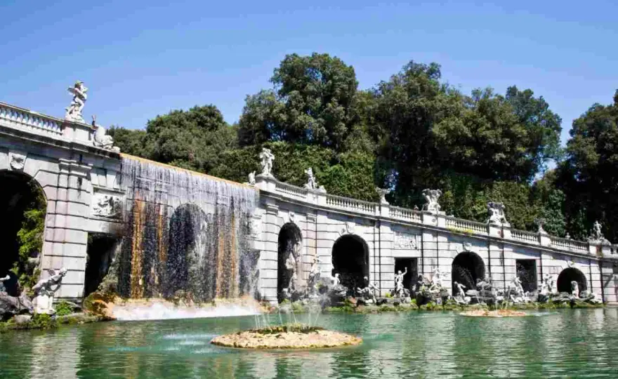 La piazza più grande d'Italia - La verità su Caserta