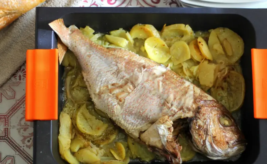 Pargo al horno jugoso - tiempos, trucos y guarniciones