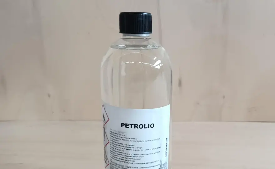 Petrolio bianco su legno - Usalo bene per pulire e sgrassare