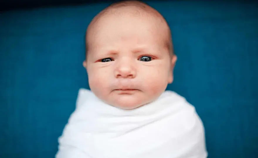 Neonato con pochi capelli sulla fronte - cosa è normale?