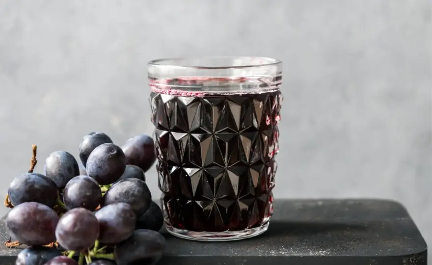 Domowy sok z winogron: Proste przepisy, pasteryzacja, zero waste