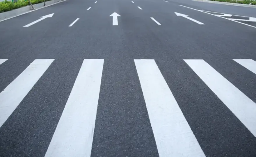Jak malować pasy na drodze - uniknij najczęstszych błędów i kosztów
