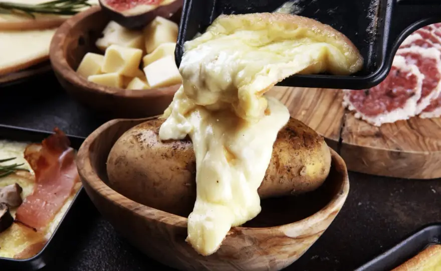 Raclette réussie - quantités, fromage et accords qui marchent