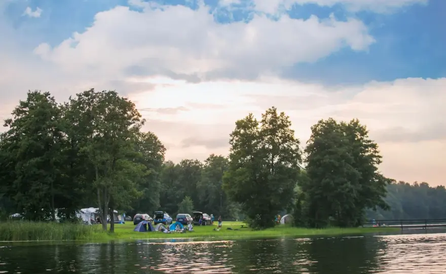 Kemping czy pole biwakowe? Wybierz mądrze i uniknij pułapek!