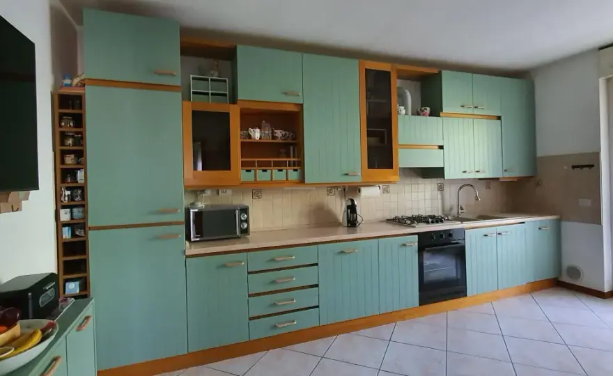 Riverniciare le ante di una cucina in legno senza errori