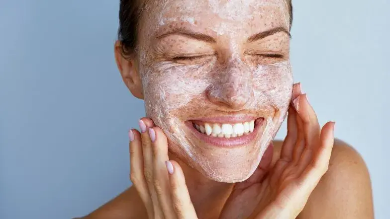 Peeling gommage co to? Odkryj jego korzyści i zastosowanie dla cery