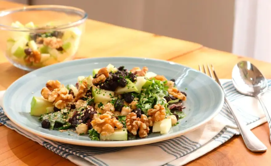 Ensalada de manzana con garbanzos y aliño de yogur
