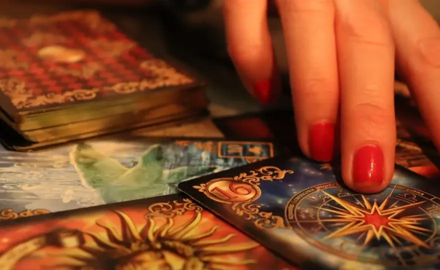 Miesięczny tarot dla Ryb - jak czytać rozkład i karty?