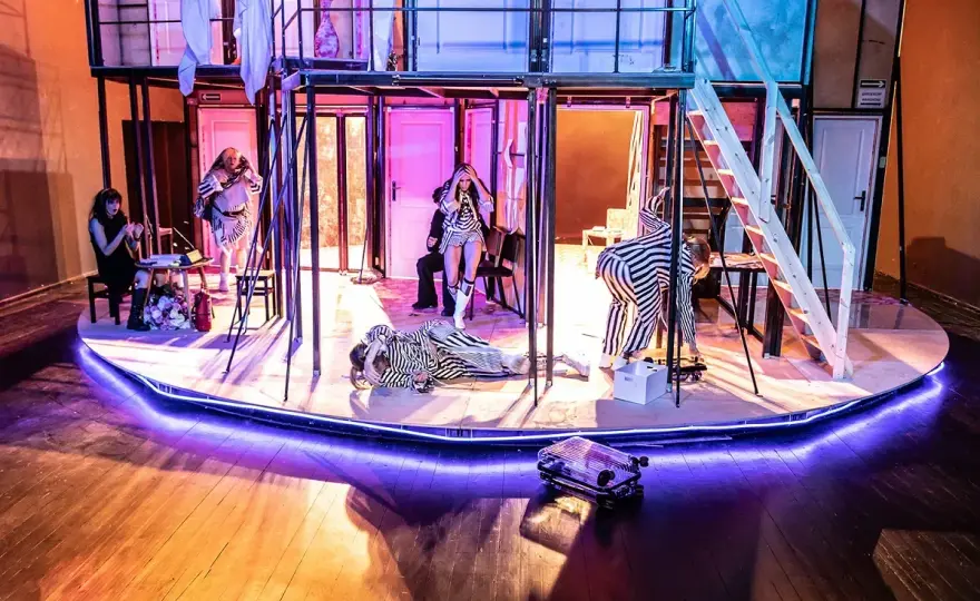 Czego nie wolno robić w teatrze? Unikaj tych 10 poważnych błędów