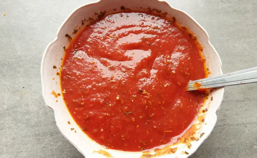 Idealny sos do pizzy jak z pizzerii? Prosty przepis krok po kroku