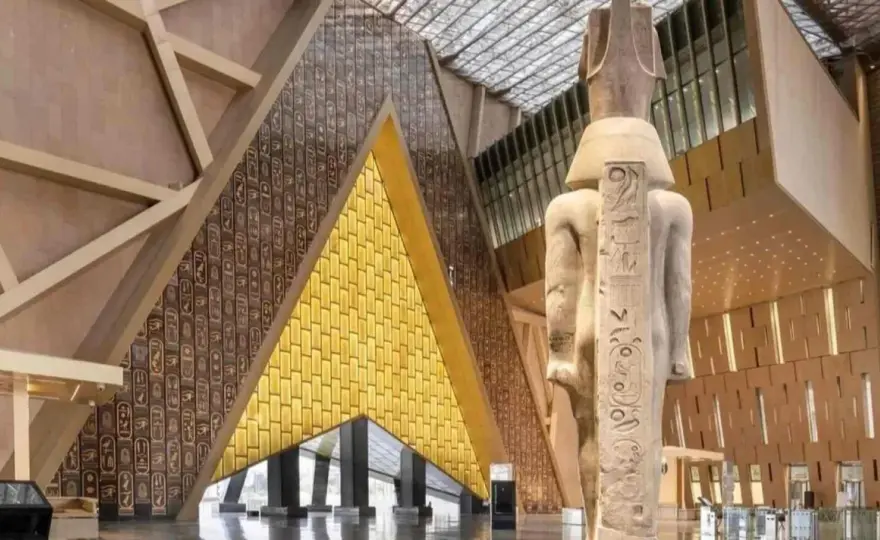 Grand Egyptian Museum - Jak zwiedzać i połączyć z piramidami?