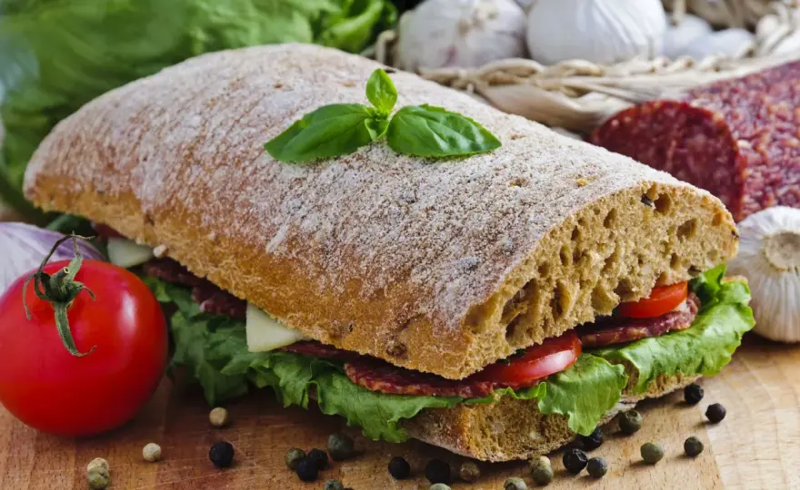 Ile kalorii ma ciabatta? Sprawdź, co może zaskoczyć w jej kaloriach