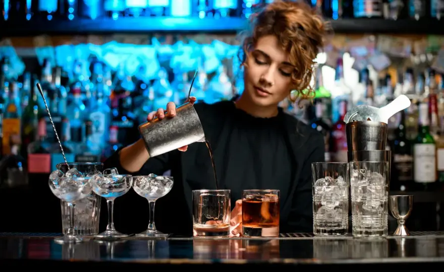 Ile zarabia barman na godzinę? Zaskakujące różnice w wynagrodzeniu