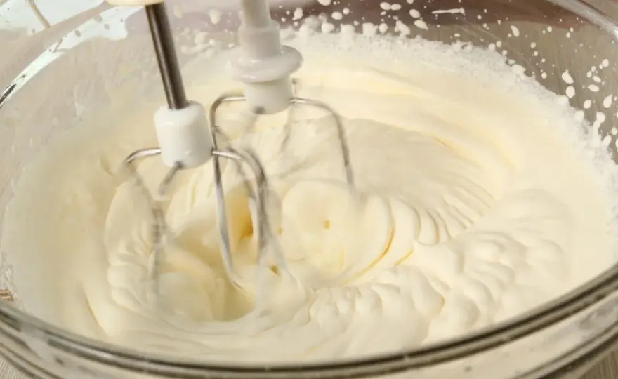 Krem śmietankowy do tortu bez mascarpone - Jak zrobić go stabilnym?