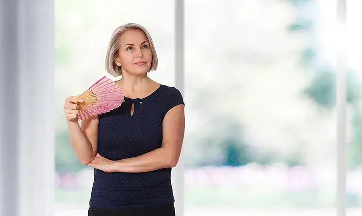 Leczenie objawów menopauzy: HTZ czy zioła? Wybierz mądrze!