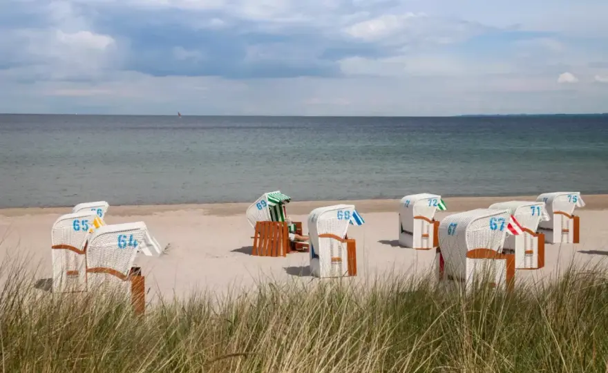 Tani nocleg nad morzem blisko plaży? Sprawdź, jak go znaleźć!