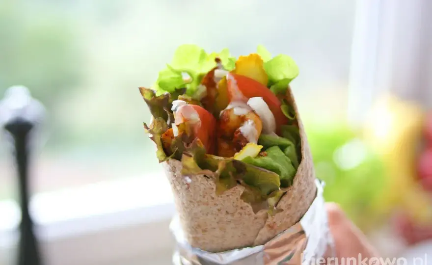 Wrap z kurczakiem - idealny przepis, by nic nie wypadało!