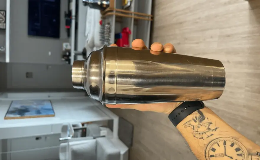 Metaliczny posmak w drinku? Jak wyczyścić shaker i pozbyć się problemu