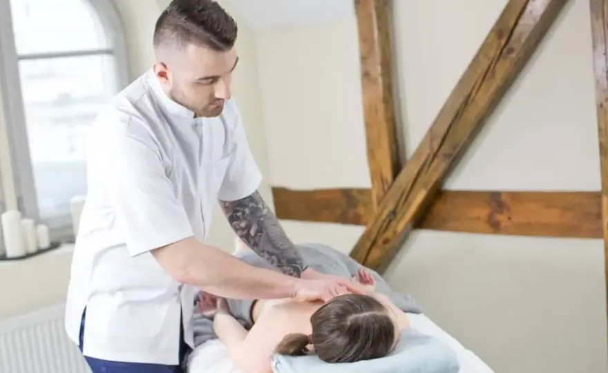 Fizjoterapeuta bez studiów? Poznaj legalne alternatywy i ich granice