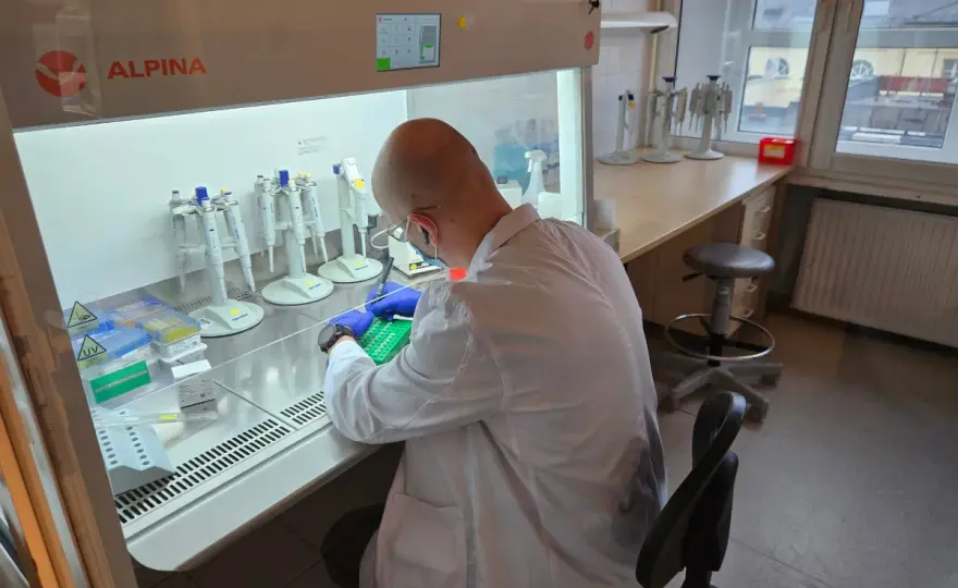 Laboratorium kryminalistyczne: Zarobki, specjalizacje i jak je zwiększyć