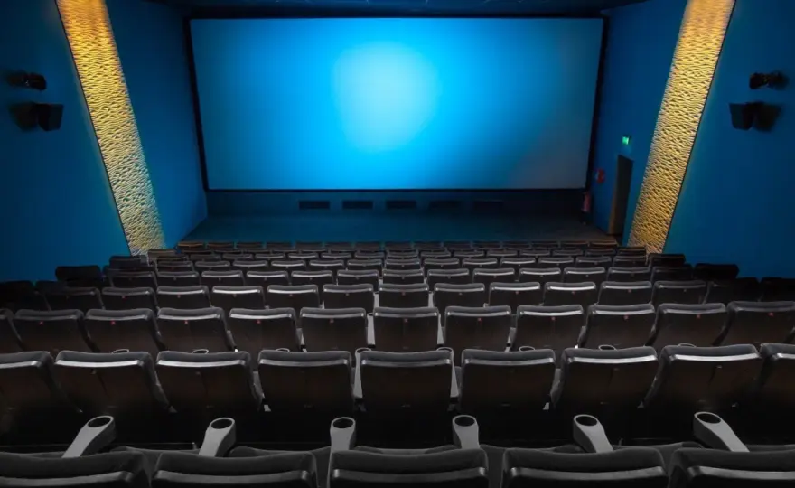 Czy można wnosić jedzenie do kina Cinema City? Zasady, które musisz znać