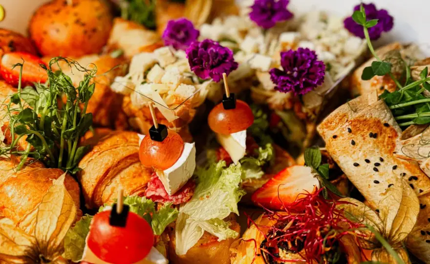 Catering na 18. urodziny: przewodnik, menu i ceny