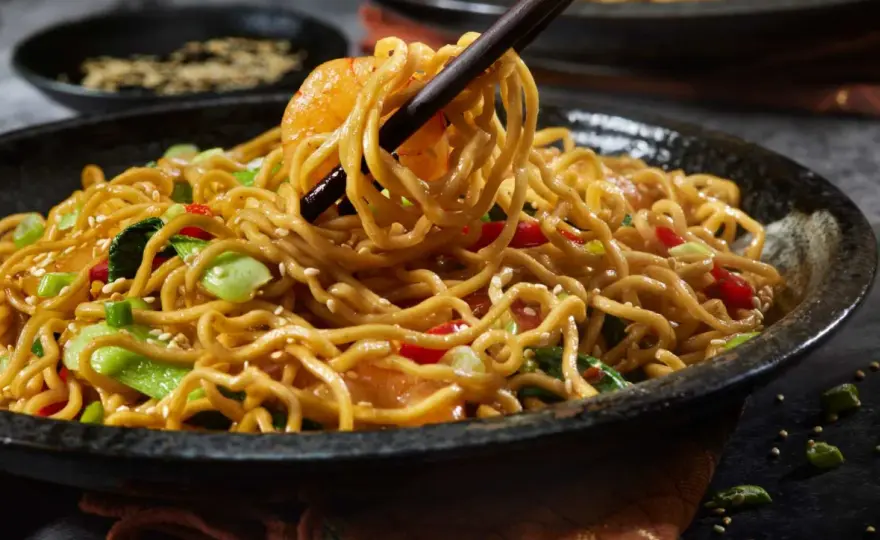 Noodles con pollo en 30 minutos y verduras crujientes