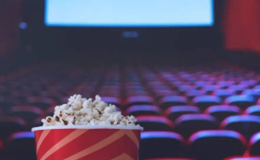 Ile czasu film jest w kinie? Sprawdź, jak długo możesz oglądać!