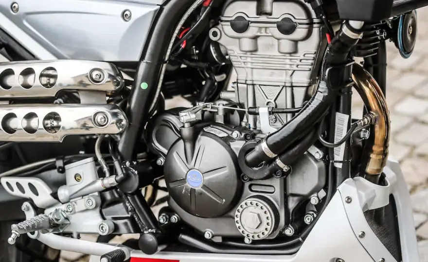 Jak odpalić motocykl po długim postoju? Bezpieczna kolejność