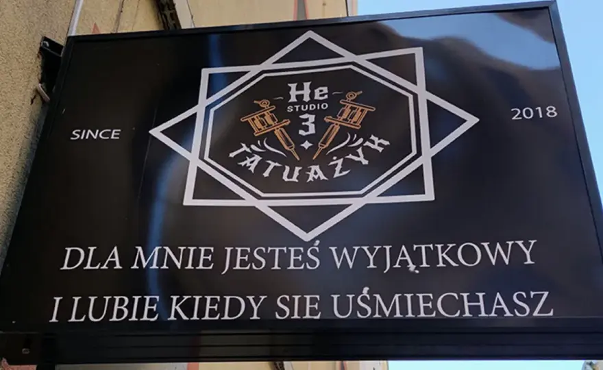 Cena tatuażu z napisem: Ile kosztuje i od czego zależy? Poradnik