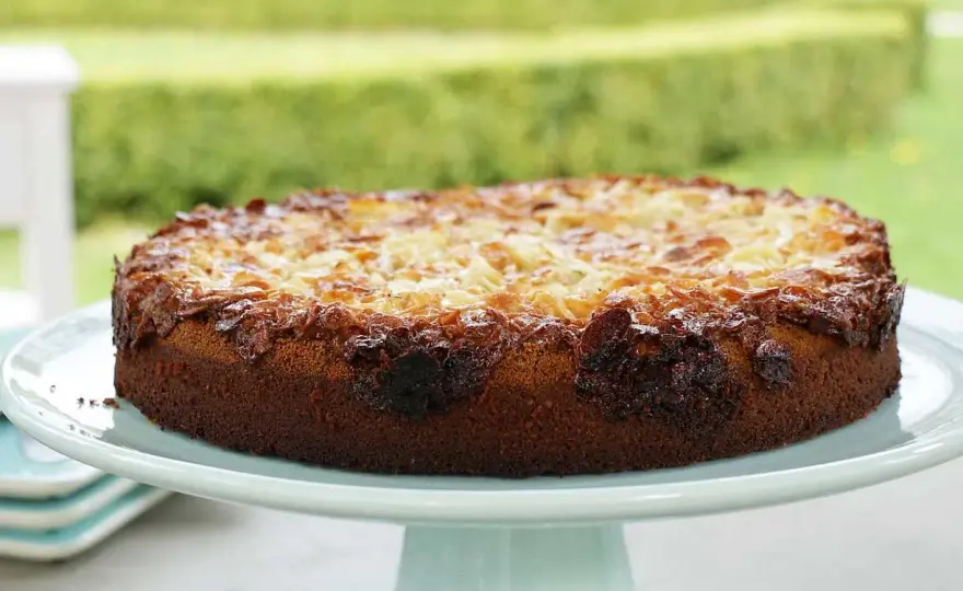 Toscakaka med saftig botten och knäckigt mandeltäcke