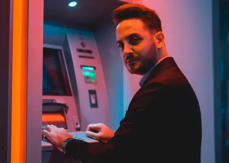 Bankomat wciągnął kartę: Najważniejsze kroki do szybkiego odzyskania