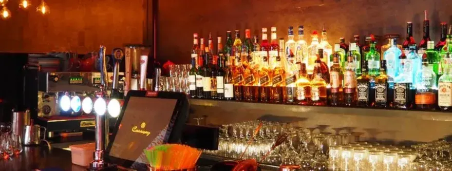 Ile zarabia barman w hotelu? Zaskakujące fakty o wynagrodzeniach