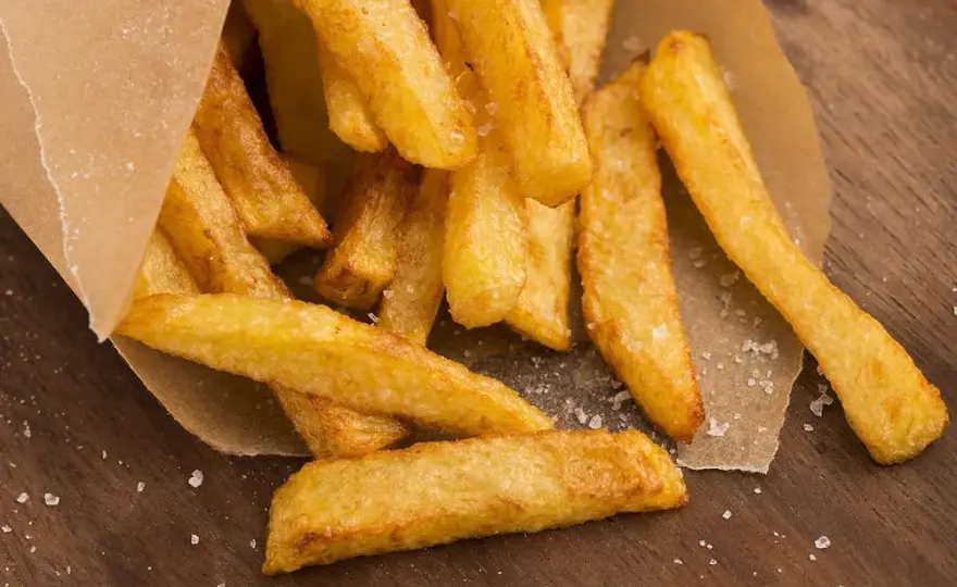 Ile smażyć frytki na głębokim oleju, aby były idealnie chrupiące?