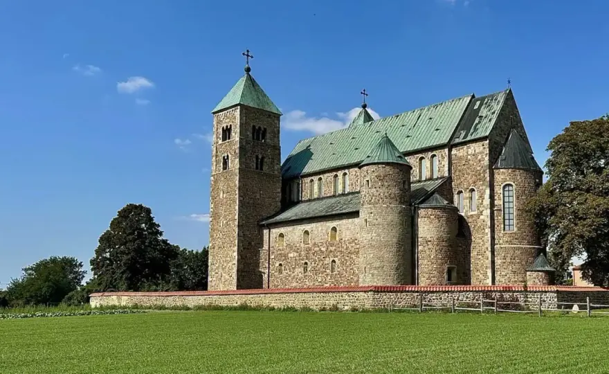 Archikolegiata w Tumie - Dlaczego warto odwiedzić tę perłę romanizmu?