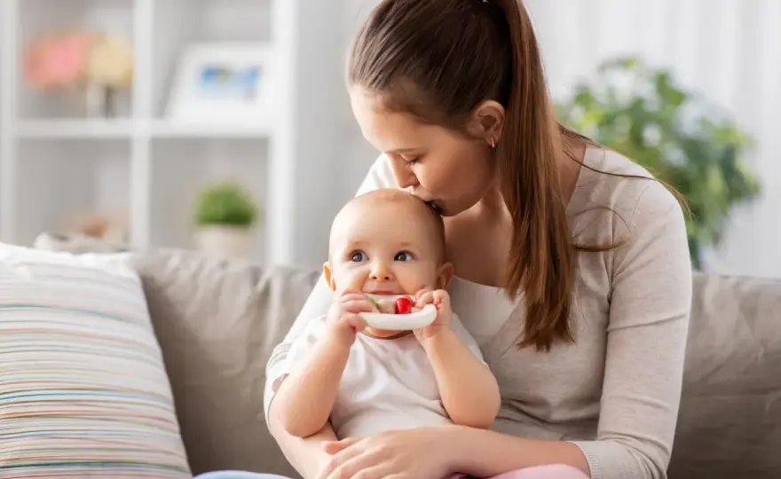Objawy ząbkowania: Jak ulżyć dziecku i kiedy do lekarza?