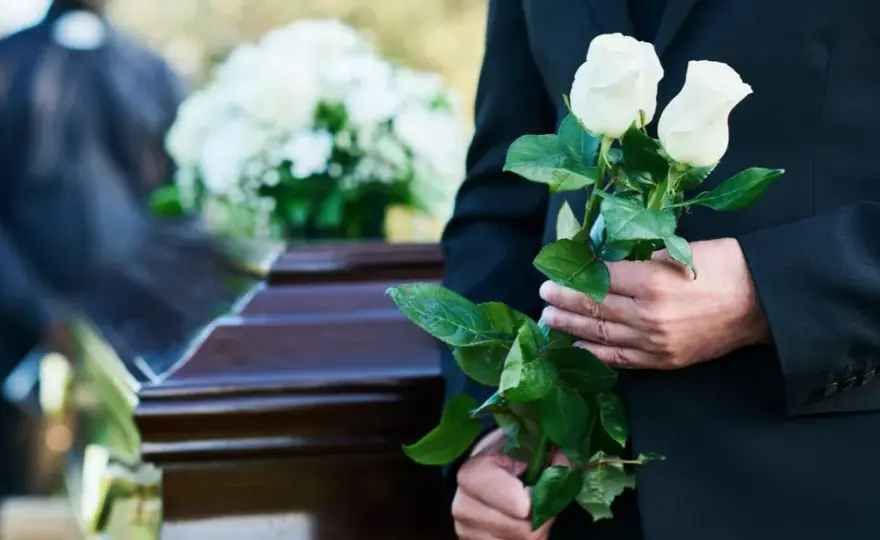 Czy w ciąży można iść na pogrzeb? Bezpieczne uczestnictwo i emocje