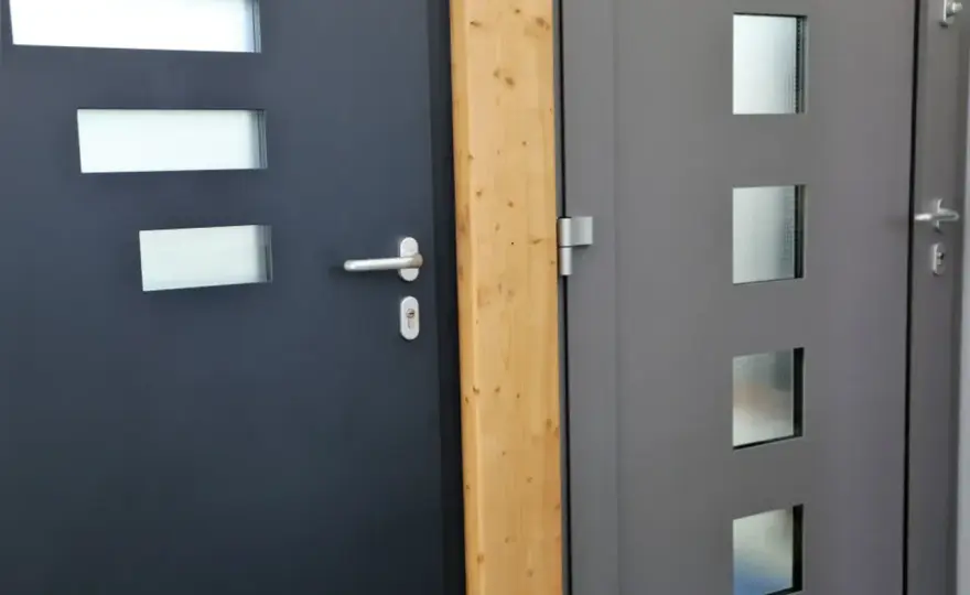 Jak uszczelnić drzwi wejściowe? Skuteczne sposoby na przeciągi