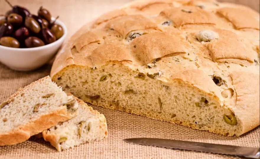 Pan italiano con aceitunas: la receta para que no se apelmace
