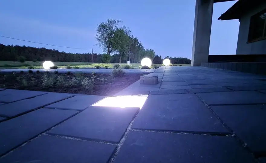 Oświetlenie LED w kostce brukowej - co, jak, za ile?