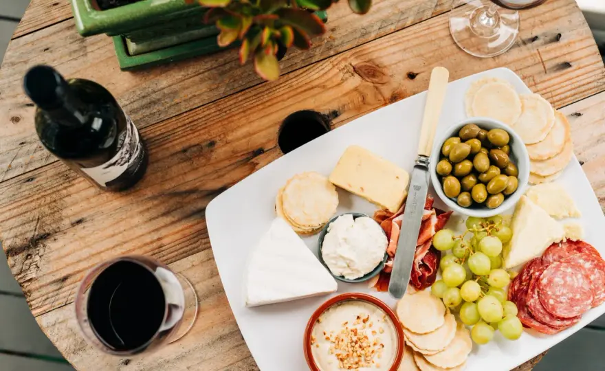 Quel vin rouge avec un plateau de fromages variés - Notre guide