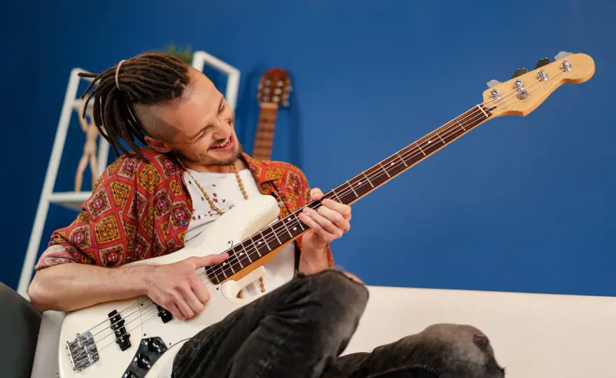 Ile strun ma gitara basowa? Odpowiedź i praktyczny wybór