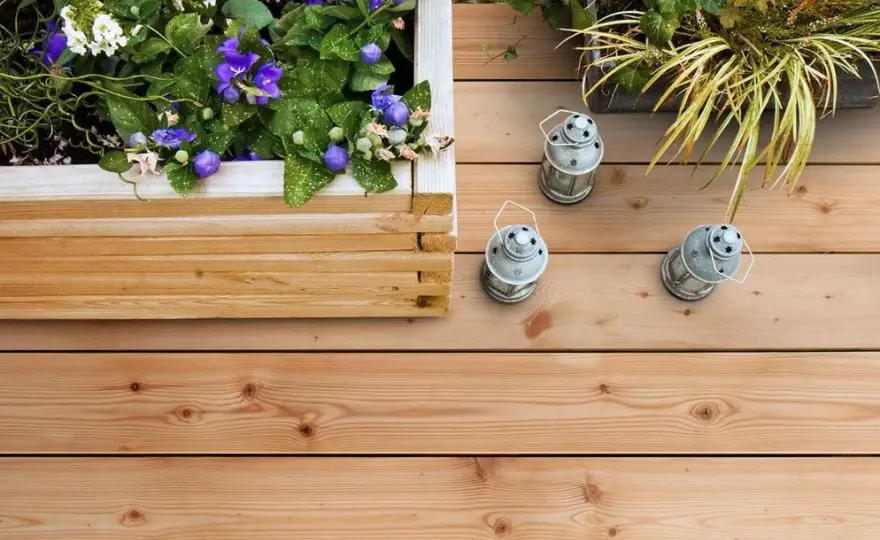 Najlepsze materiały na podłogę na balkon, które przetrwają każdą pogodę