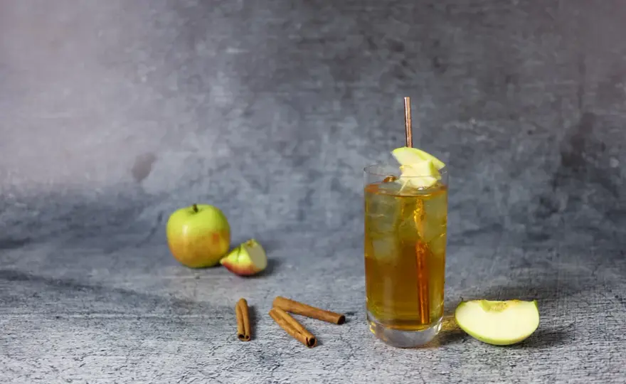 Najlepsze drinki z sokiem jabłkowym i wódką, które musisz spróbować