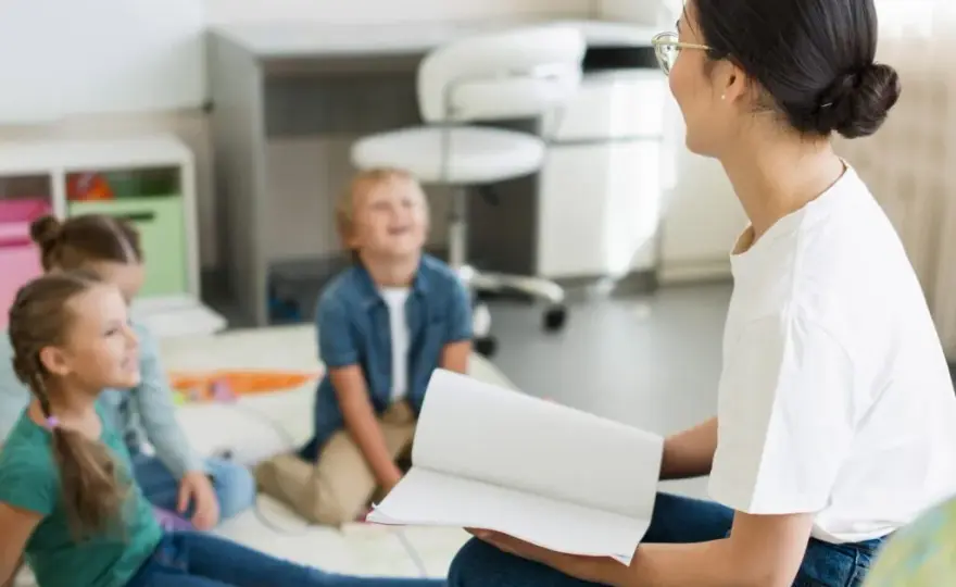 Procesy edukacyjne – co to jest i jak wpływają na uczniów?