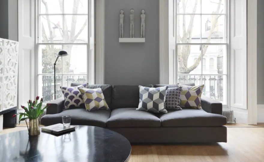 Graues Sofa kombinieren - Die besten Farben für dein Wohnzimmer