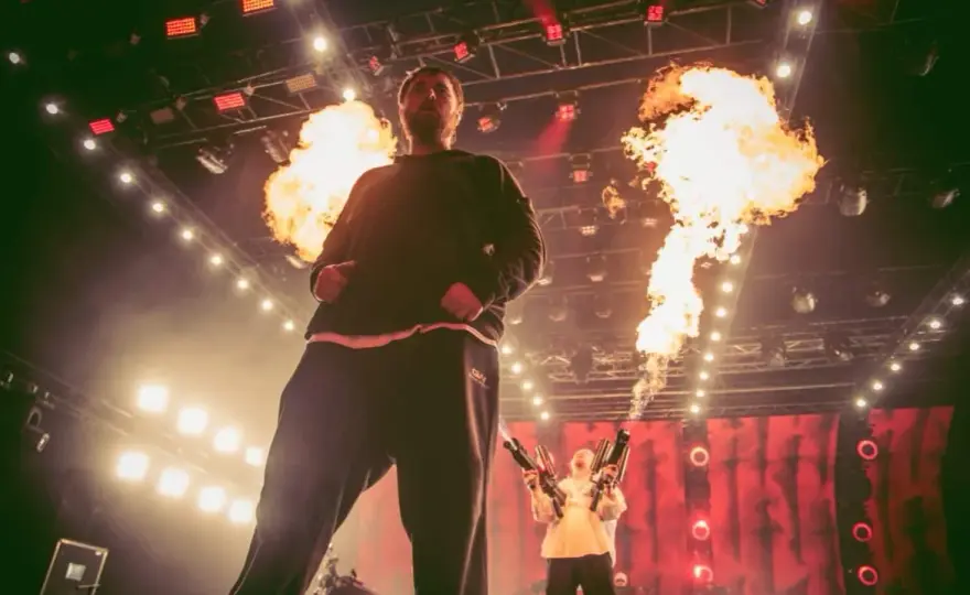 Ile trwa koncert Bedoesa? Poznaj sekrety długości występu