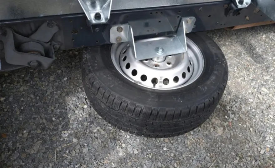 Jak wyjąć koło zapasowe Renault Trafic - Gdzie szukać narzędzi?