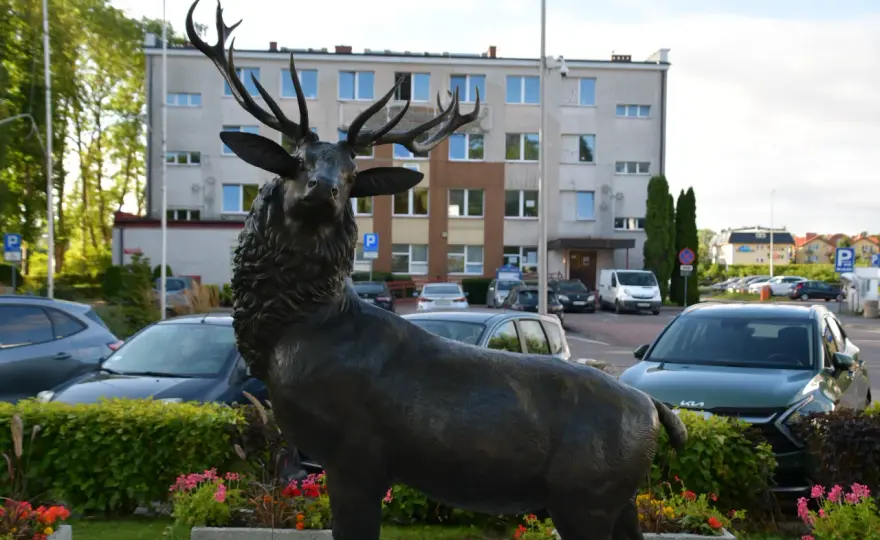 Rzeźba jelenia: piękne przykłady i gdzie je kupić w Polsce