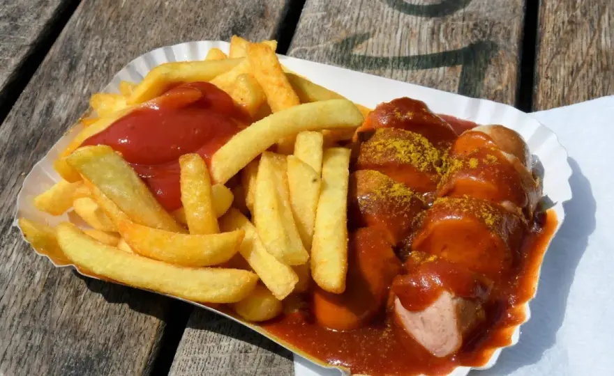 Currywurst selber machen - So gelingt die Sauce wie am Imbiss